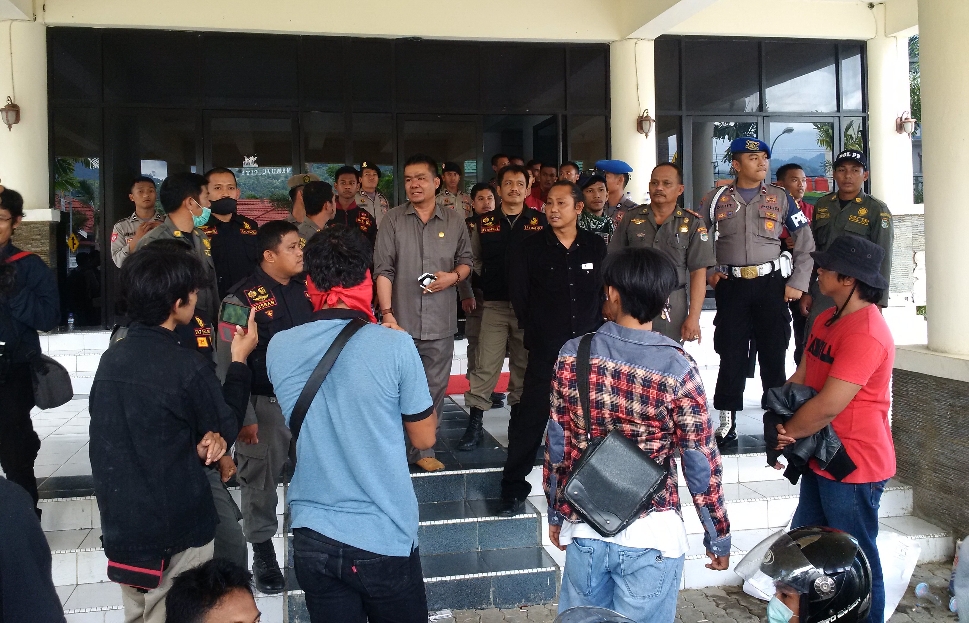 Anggota DPRD Mamuju, Anshar dan Ado Mas'ud saat menemui pengunjukrasa