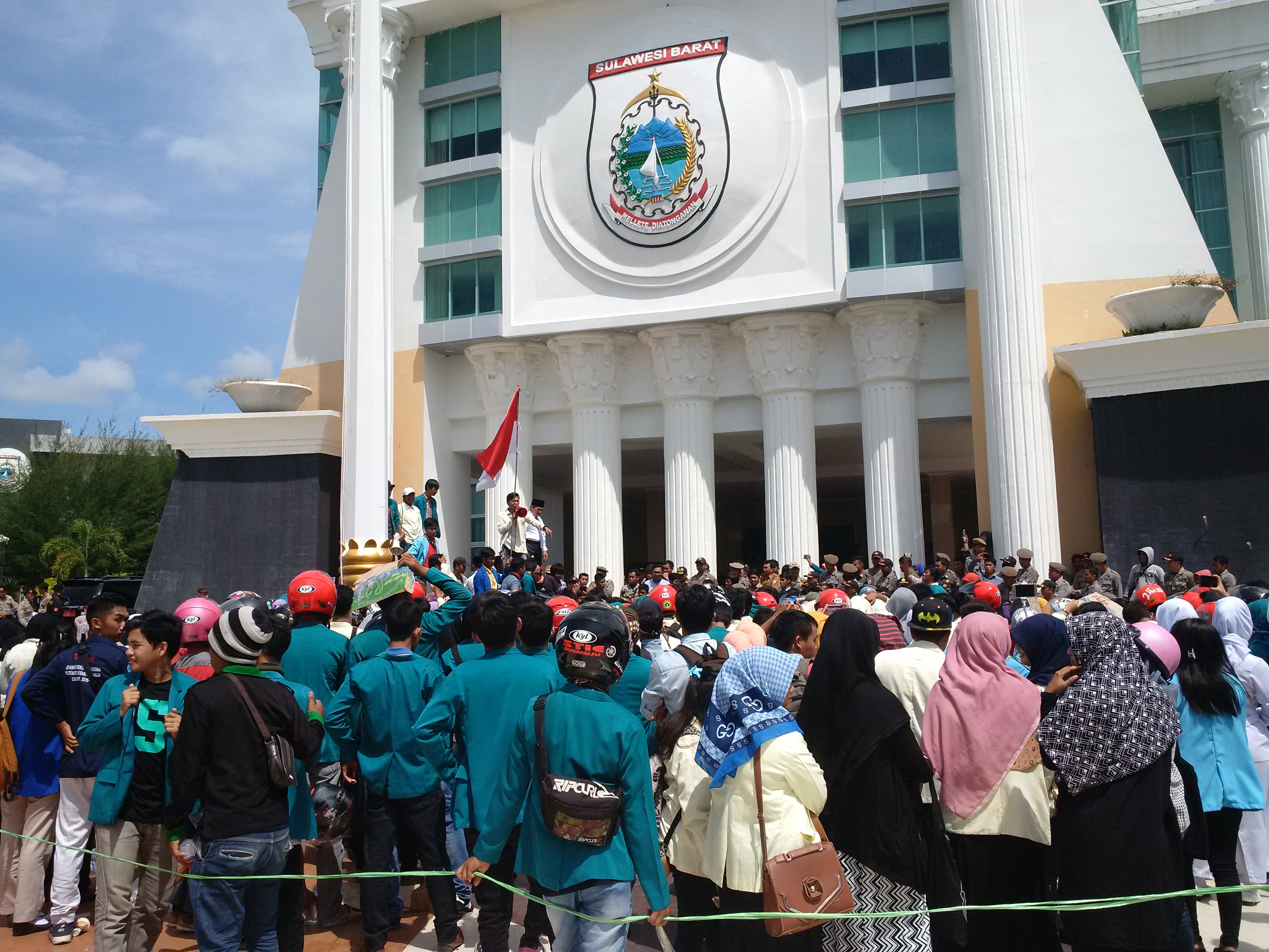 Mahasiswa demo depan kantor gubernur Sulbar