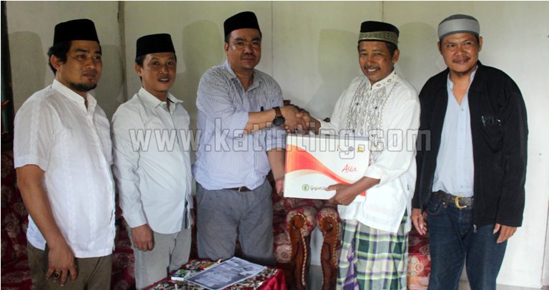 Ansharuddin ABdullah di dampingi pengurus PKB menyerahkan bantuan untuk mensukseskan Gerakan Nusantara Mengaji