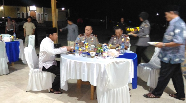 Kapolda Sulbar saat makan bersama Bupati dan Wakil Bupati Matra