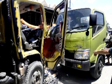 Dua mobil truk yang tabrakan di Topoyo, Mateng