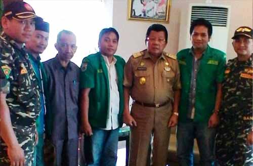 Foto bersama Gubernur Sulbar bersama PW GP Ansor Sulbar dan Banser