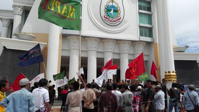 Aksi petani kelapa sawit depan kantor Gubernur Sulbar