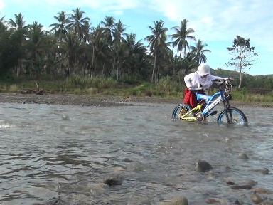 Seorang Siswa Menyerangi Sungai Dengan Mendorong Sepedanya