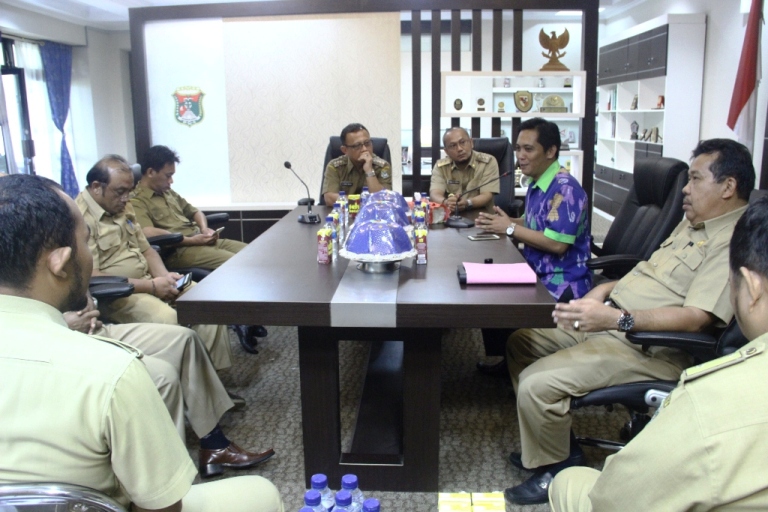 Perwakilan Unicef Sulawesi Barat Muh Zakir Akbar saat memberikan pemaparan terkait Bantuan Perangkat Komputer yang diberikan kepada Tiga Desa di Mamuju