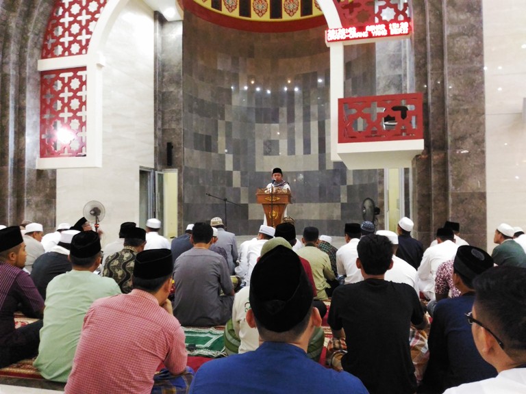 Bupati Matra saat memberikan pengarahan di masjid Madaniah
