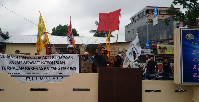 Unjukrasa damai mahasiswa depan Kantor Polres Mamuju