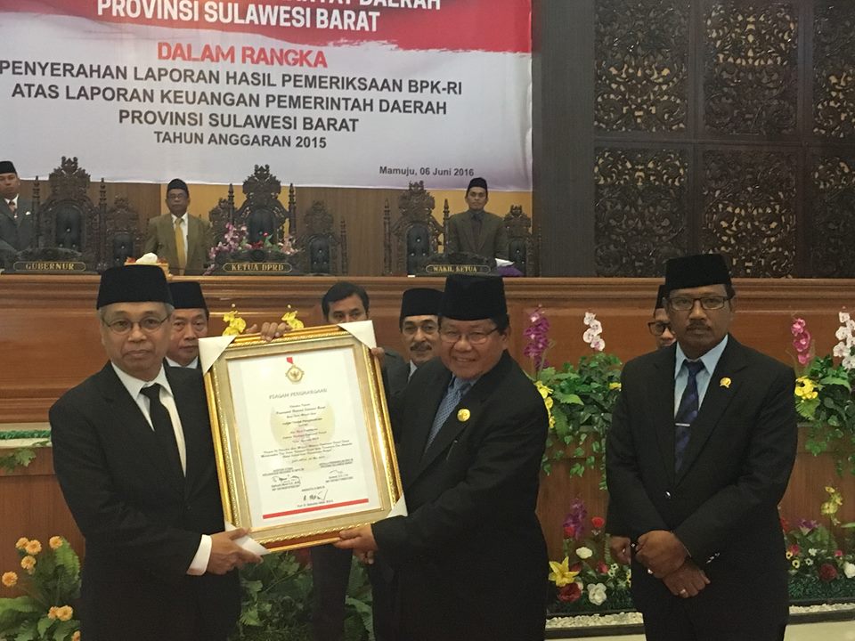 Gubernur Sulbar di Dampingi Ketua DPRD Sulbar saat Menerima Piagam Penghargaan Predikat Opini WTP dari BPK RI