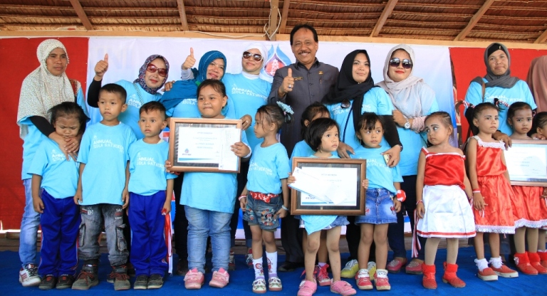 Foto Bersama Sekda Mamuju, Perwakilan PTTEP, Yayasan Karampuang, Guru dan anak didik SIOLA