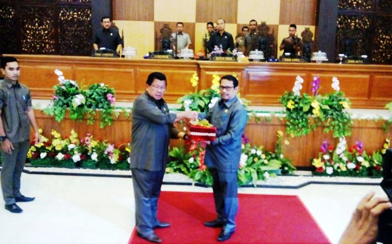 Gubernur Sulbar menyerahkan 3 Dokumen ke Pimpinan DPRD Sulbar