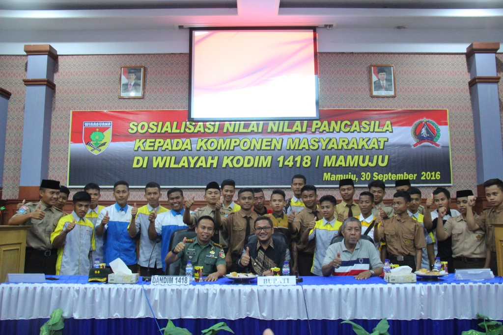 Foto bersama Wabup Mamuju, Komandan Kodim dan Kebangpol dengan peserta sosialisasi nilai-nilai Pancasila