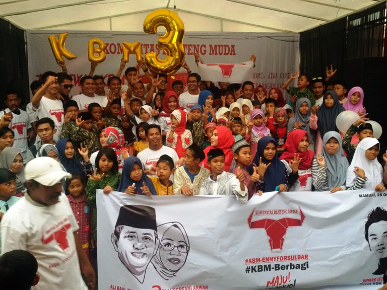 Foto bersama KBM dan anak panti asuhan dan difabel