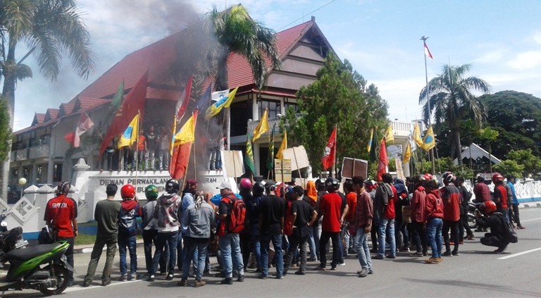 Aksi Aliansi pemuda dan mahasiswa di depan Gedung DPRD Mamuju