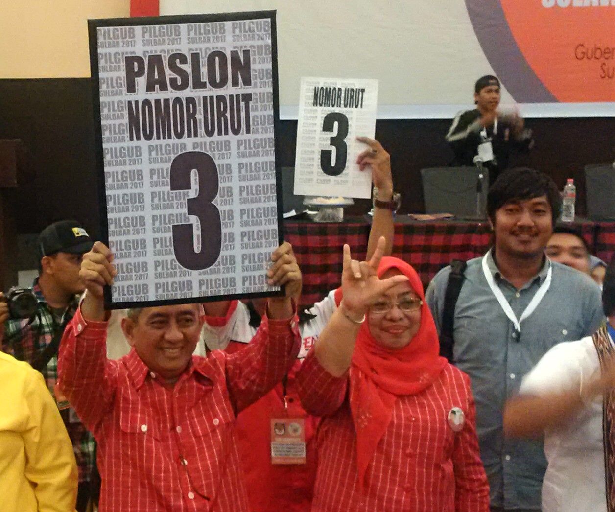 ABM dan Enny memperlihatkan nomor keberuntungannya