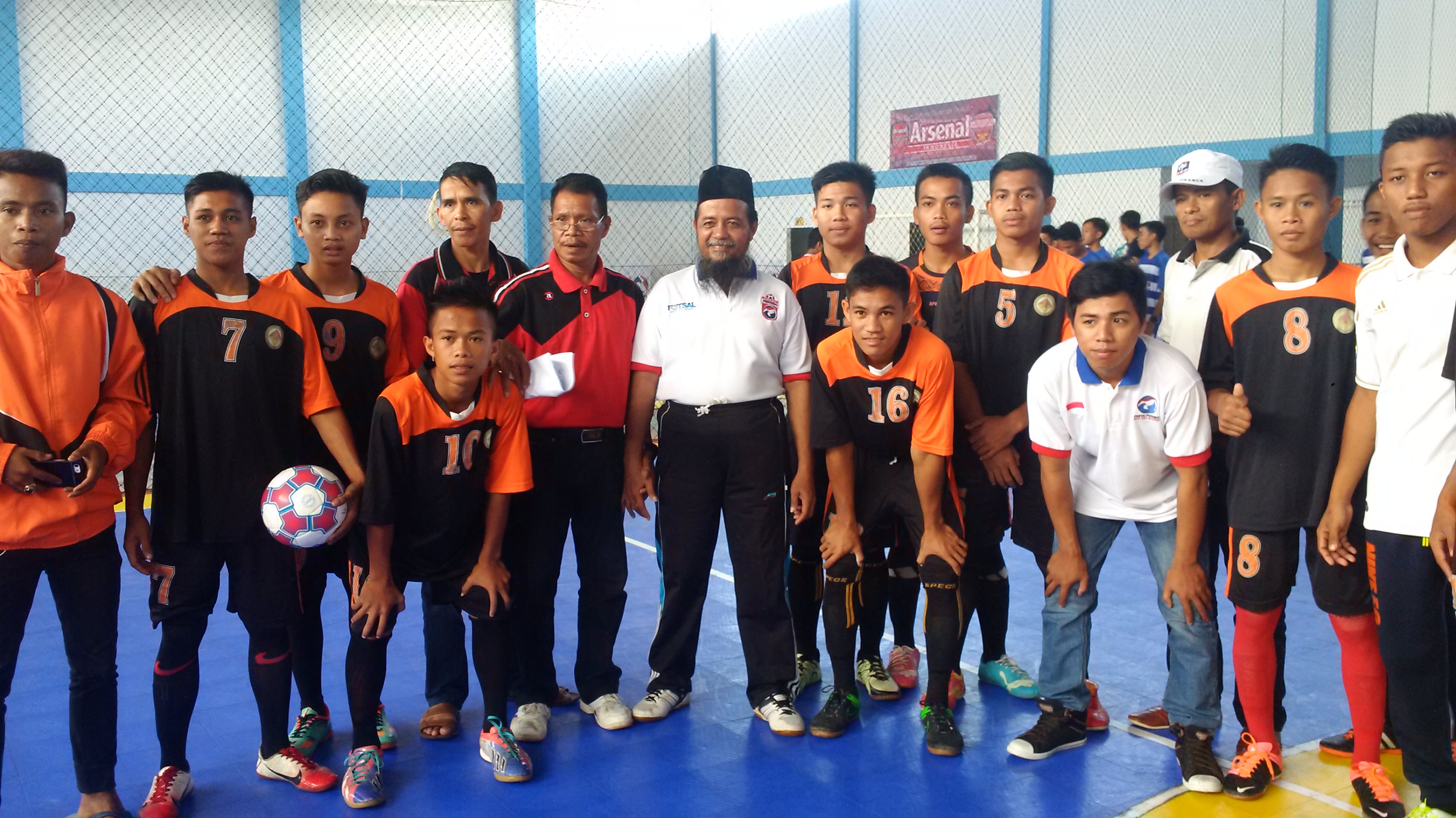 Foto bersama ketua DPW Perindo Sulbar dengan peserta liga Futsal