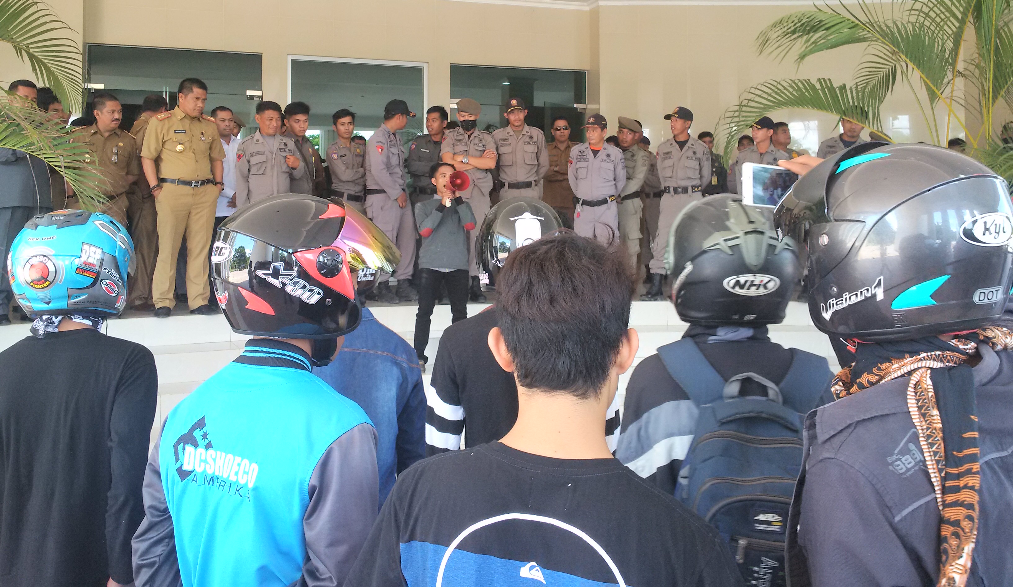 Unjukrasa depan kantor Gubernur Sulbar