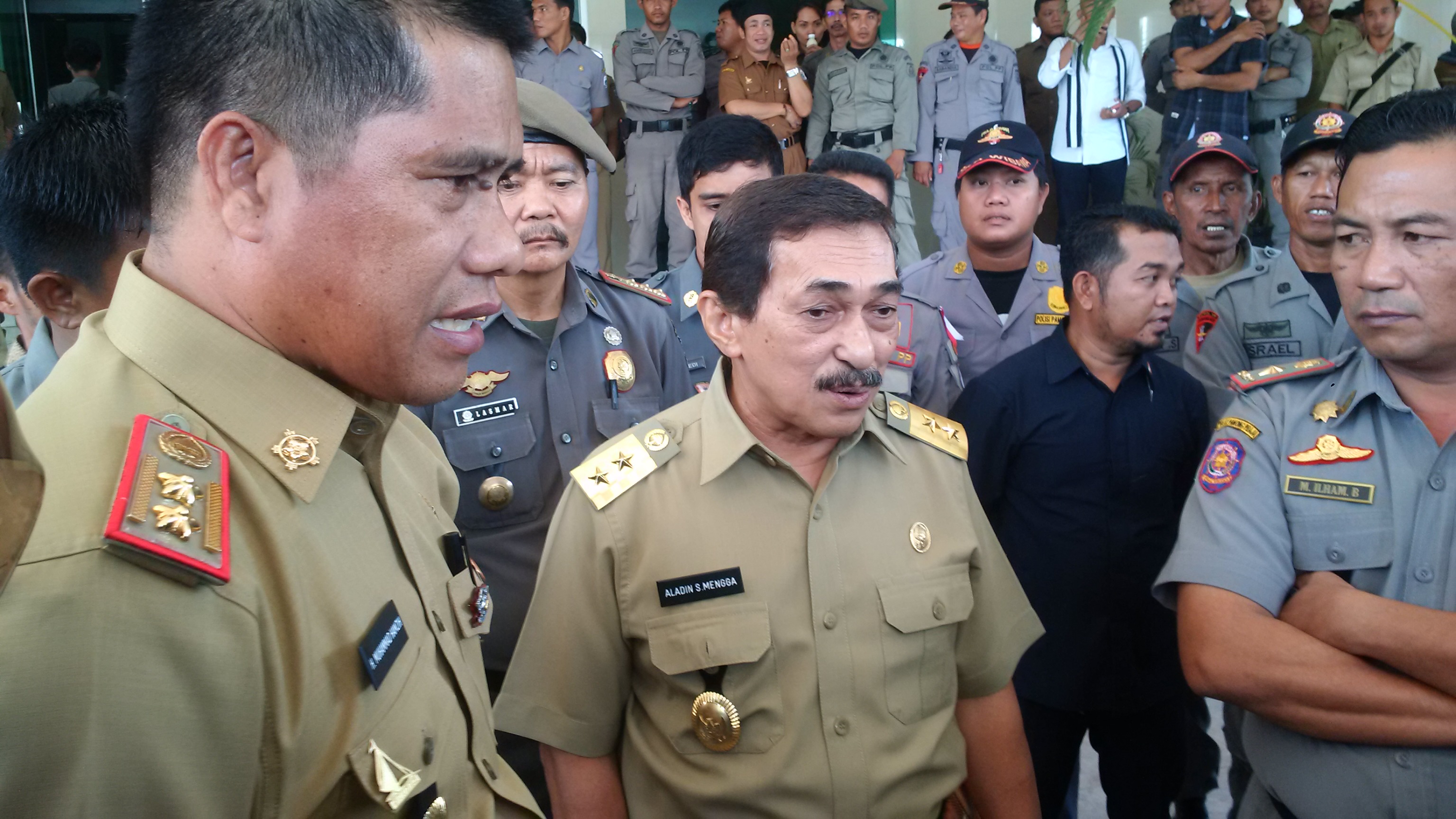 Aladin S Mengga didampingi Muhammad Hamzih saat menemui pengunjukrasa
