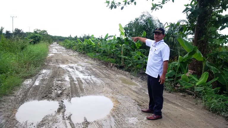 Jalan Pengubung Desa Bambakoro dengan Desa Batumetoru