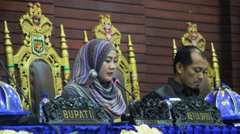 Ketua DPRD Mamuju, Hj. St. Suraidah Suhardi di dampingi Wakil Ketua DPRD Sugianto saat memimpin rapat paripurna