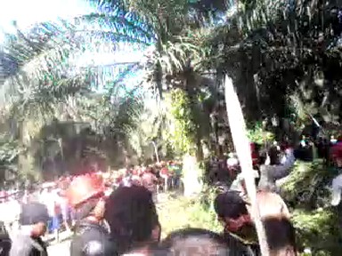 foto warga bersenjata parang dan tombak saat terlibat ketegangan dengan kariawan pt unggul