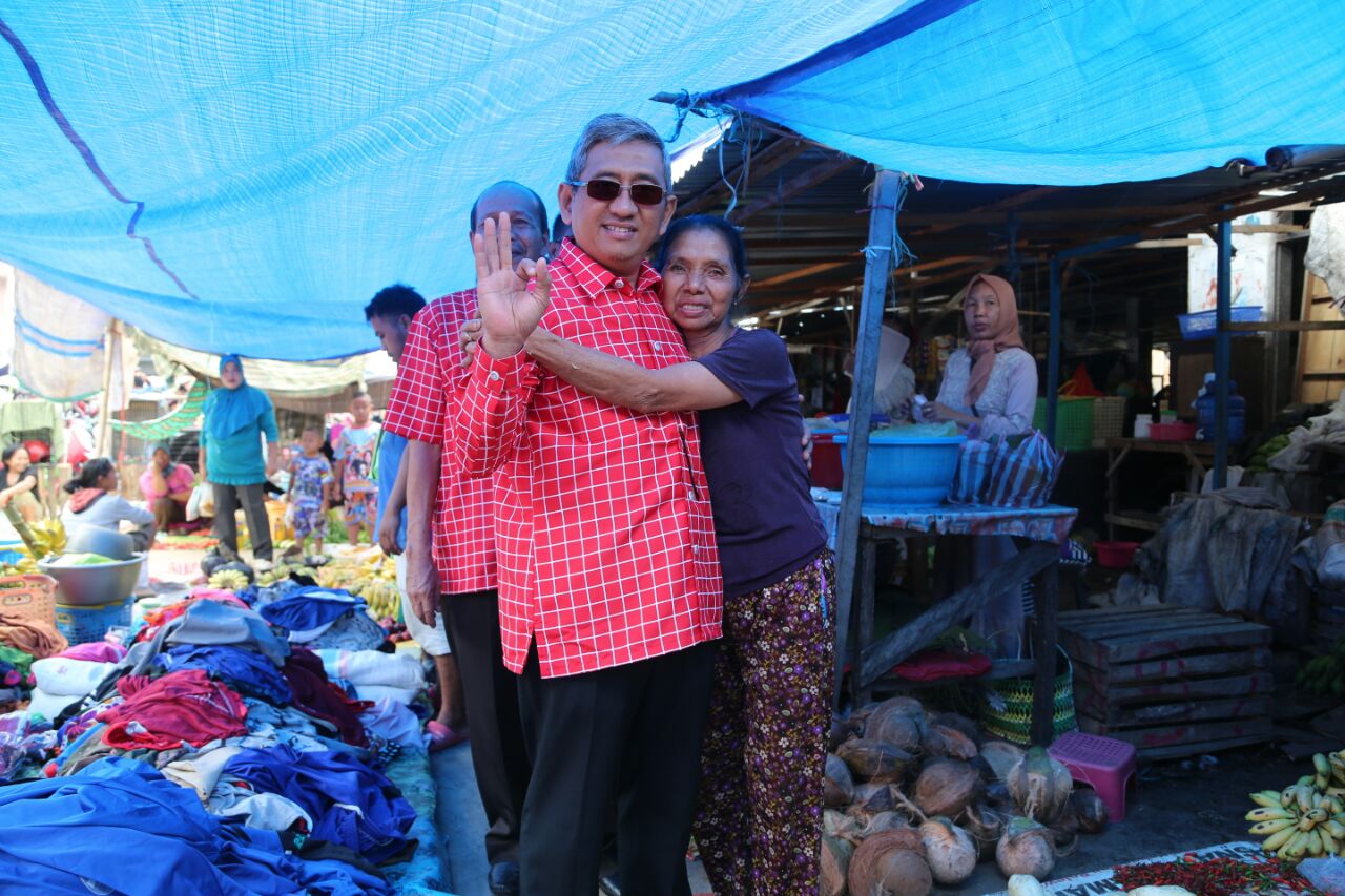 ABM saat berkunjung ke Pasar dan disambut pelukan warga