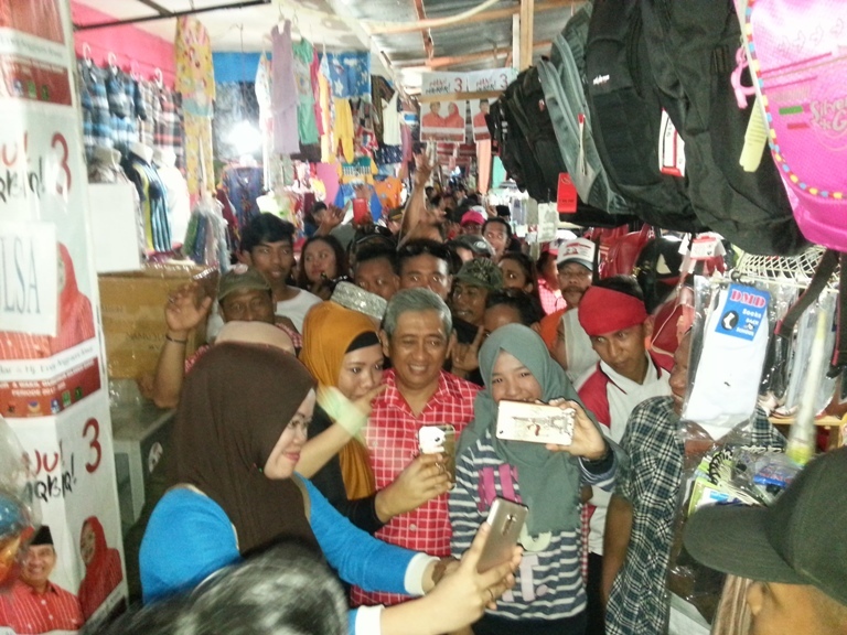 ABM jadi rebutan foto selfie saat blusukan dipasar sentral Mamuju