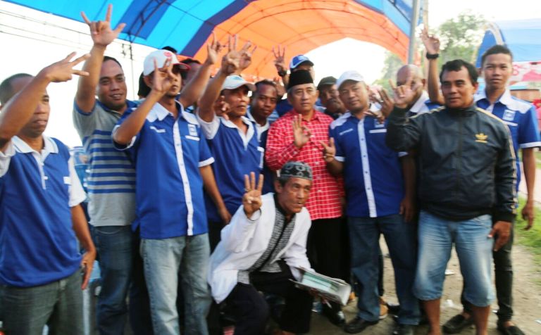 ABM saat foto bersama dengan warga