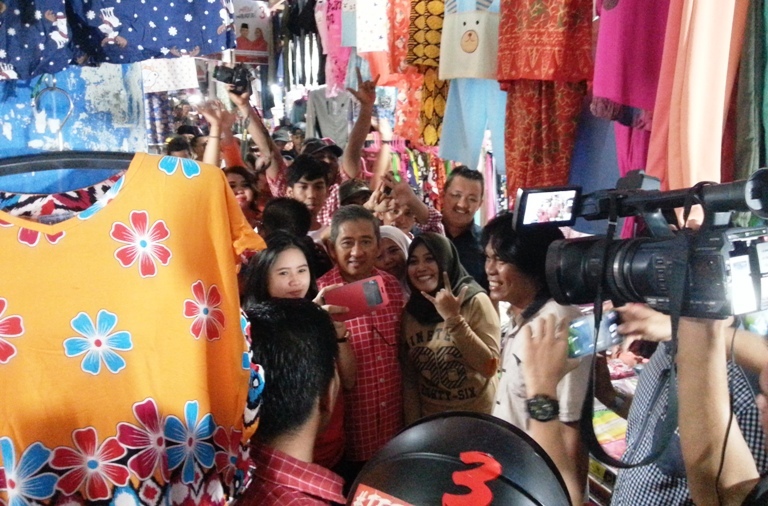 ABM yang disambut antusias warga berfoto selfie saat blusukan dipasar sentral Mamuju
