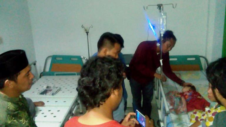 Ado Masud saat melihat kondisi Ahmad yang kini terbaring di rumah sakit
