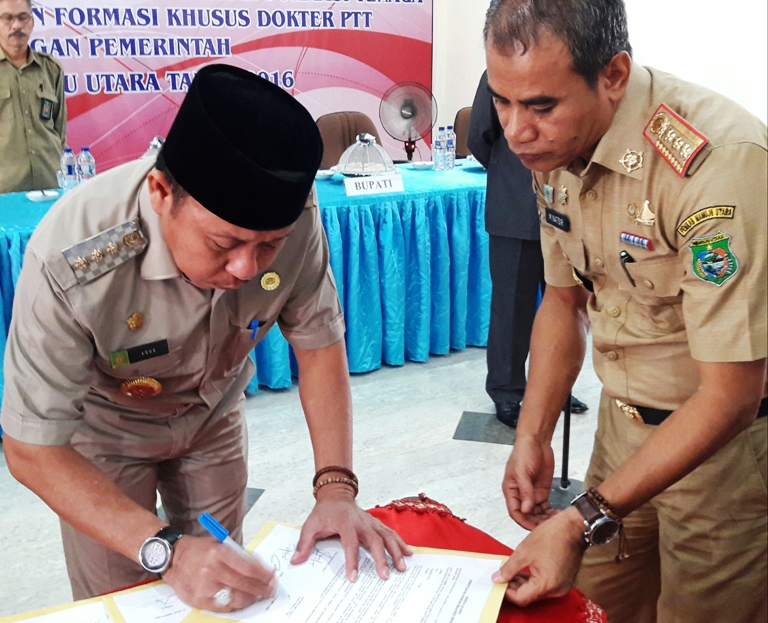 Bupati Matra Agus Ambo Jiwa Didampingi Sekda M. Natsir Saat Acara Pengambilan Sumpah PNS
