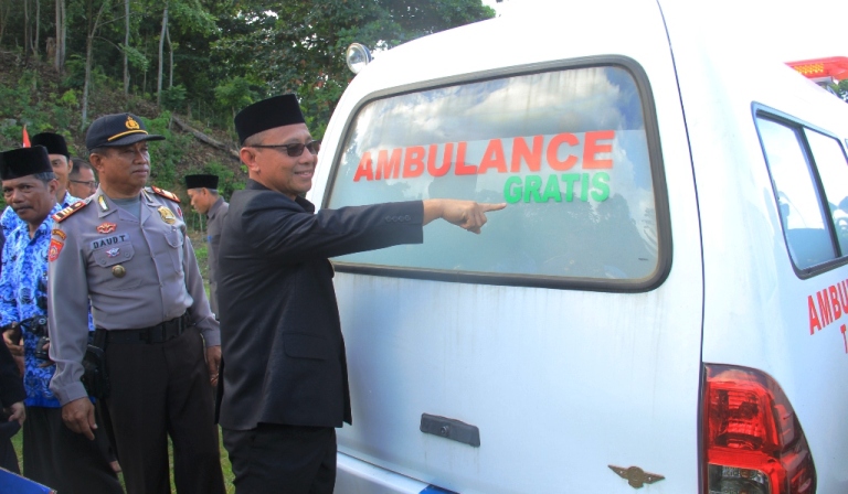 Bupati saat melihat ambulance yang akan diserahkan kepada Pusskesmas