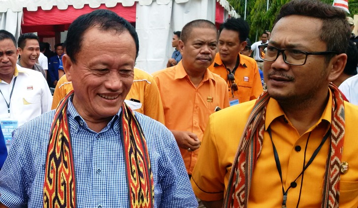 Foto Aras Tammuni bersama Irwan SP Pababari saat pendaftaran SDK Kalma di KPU Sulbar