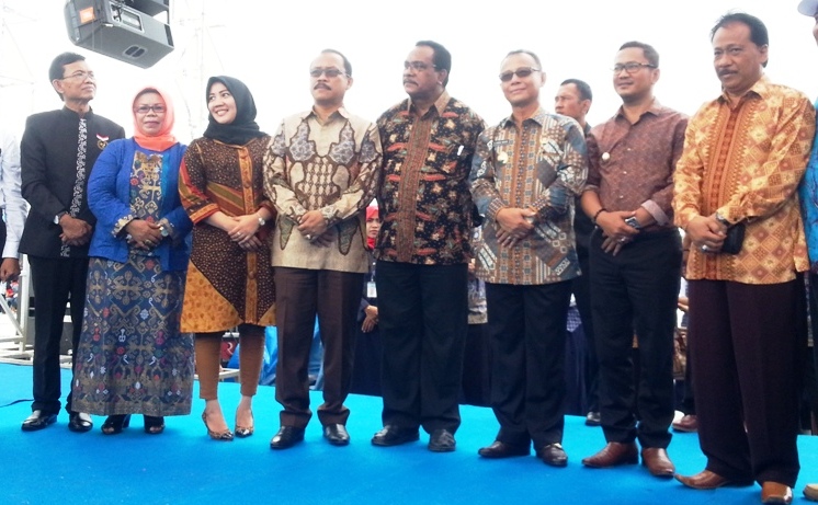 Foto Bersama ketua DPRD Mamuju (ketiga dari kiri) bersama Suhardi Duka, Staf ahli Kemendikbud, Bupati dan wakil bupati Mamuju serta pejabat Sekda Mamuju