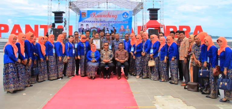 Foto bersama Bupati dan Wakil Bupati serta Kadis Dikbudpora Mamuju