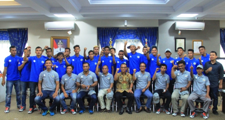 Foto bersama Mamuju Utama FC dengan ketua PSSI Mamuju