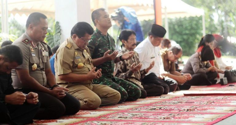 Foto (kiri-kanan) Kapolda Sulbar, Gubernur Sulbar, Danrem, Raja Mamuju dan Kanwol Depag Sulbar saat acara syukuran Makorem, Senin (21/11)