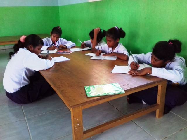 Foto siswa yang belajar melantai