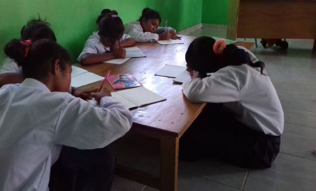 Foto siswa yang belajar melantai