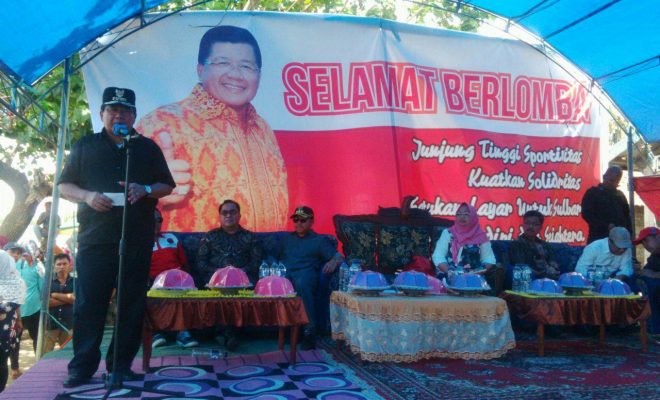 gubernur-sulbar-anwar-adnan-saleh-saat-menyampaikan-sambutan-pada-acara-pembukaan-lomba-perahu-layar-di-sarudu-kab-matra-sabtu-29-oktober-2016