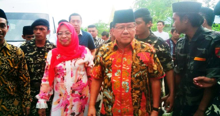 Anwar Adnan Saleh didampingi Hj. Enny Anggraeni Anwar saat menghadiri Haul Ponpes Alwasilah
