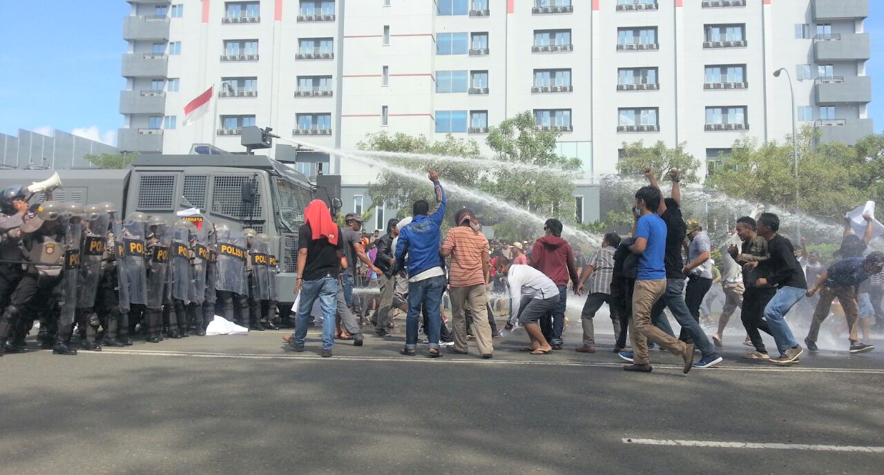 Simulasi unjukrasa yang mendapat hadangan dari polisi