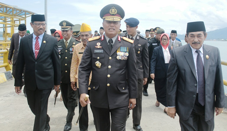 (Kiri-Kanan) Ketua DPRD, Komandam Kodim, Kapolda Sulbar dan Wagub Sulbar saat berjalan untuk tabur bunga dalam memperingati Hari Pahlawan