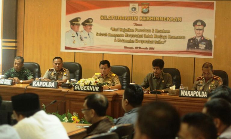 (Kiri-kanan) Mewakili Danrem, Kapolda Sulbar, Gubernur Sulbar, Kepala BIN dan Wakapolda Sulbar saat acara silaturahmi Kebhinnekaan