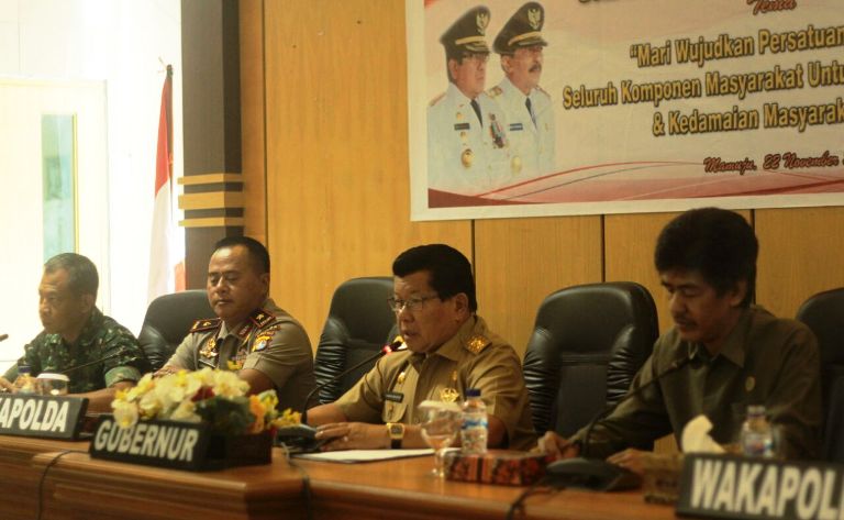(Kiri-kanan) Mewakili Danrem, Kapolda Sulbar, Gubernur Sulbar dan Kepala BIN saat acara silaturahmi Kebhinnekaan