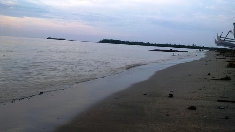 Pantai Desa Bambakoro Kecamatan Lariang dan Desa Lariang