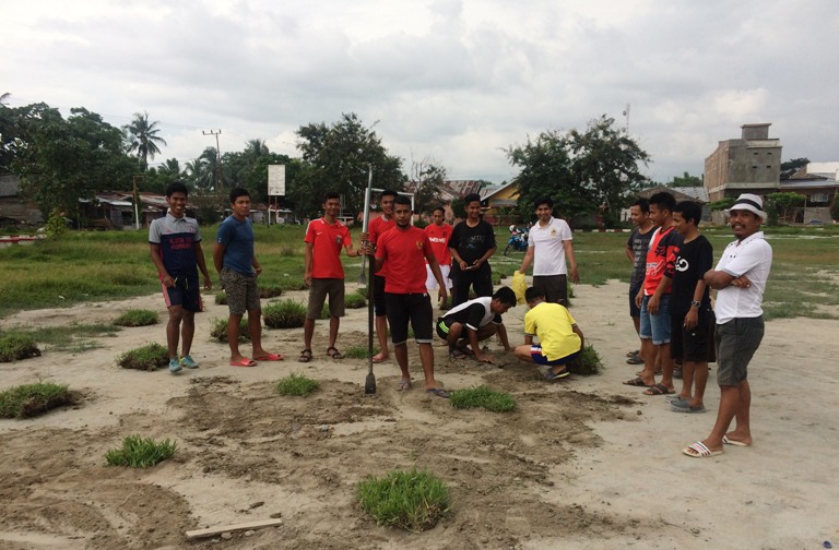 Pemuda Pasangkayu gotong royong benahi lapangan sepakbola