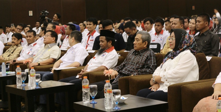 Tampak Gubernur berdampingan dengan Hary Tanoesoedibjo saat menghadiri acara Partai Perindo