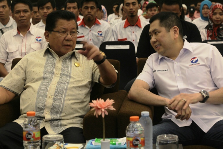 Tampak Gubernur saat berbincang engan Hary Tanoesoedibjo saat menghadiri acara Partai Perindo