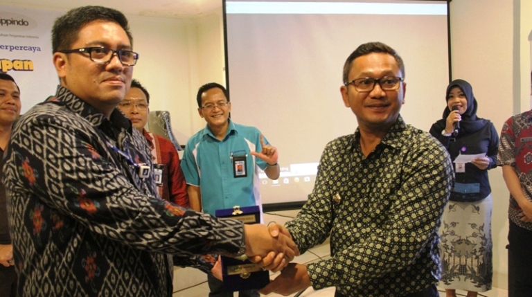Wabup Bupati Mamuju saat menerima plakat