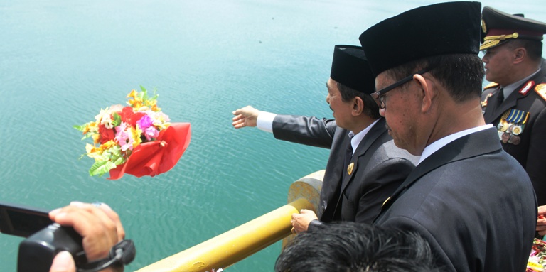 Wagub dan Sekprov saat tabur bunga di laut